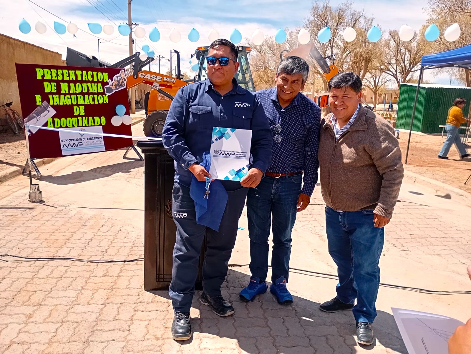 EL GOBIERNO ENTREGÓ MAQUINARIA PESADA A LA COMISIÓN MUNICIPAL DE ABRA PAMPA.